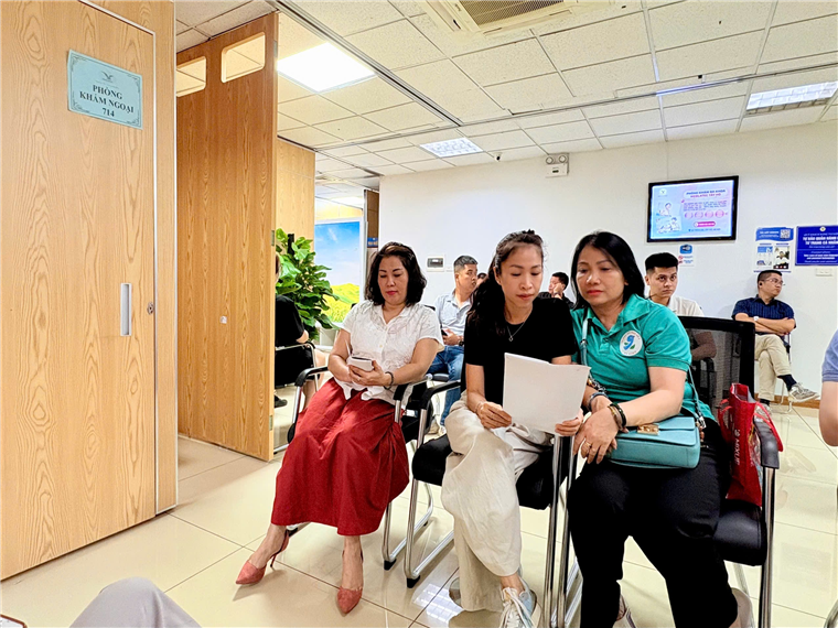 Ảnh có chứa trang phục, người, tường, trong nhà
Mô tả được tạo tự động