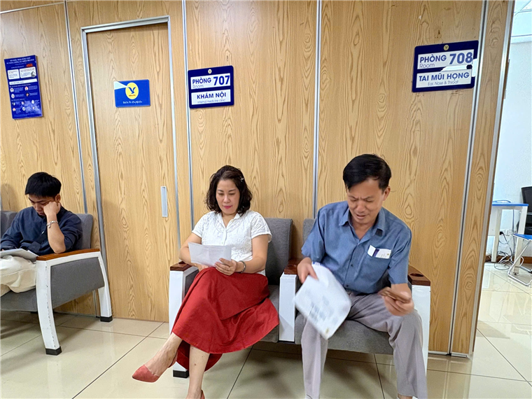 Ảnh có chứa trang phục, người, giày dép, trong nhà
Mô tả được tạo tự động