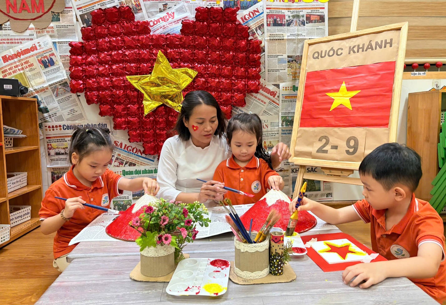 Ảnh có chứa người, trang phục, Mặt người, hoa

Mô tả được tạo tự động