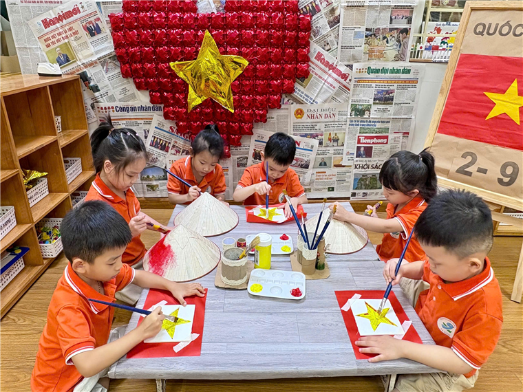 Ảnh có chứa trang phục, trẻ tập đi, trong nhà, Tác phẩm nghệ thuật của trẻ con
Mô tả được tạo tự động