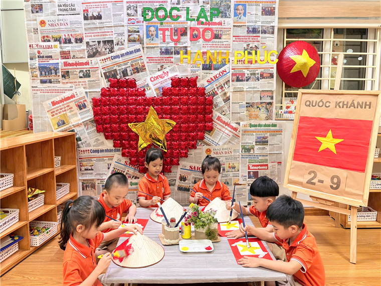 Ảnh có chứa văn bản, trang phục, trong nhà, đồ đạc
Mô tả được tạo tự động