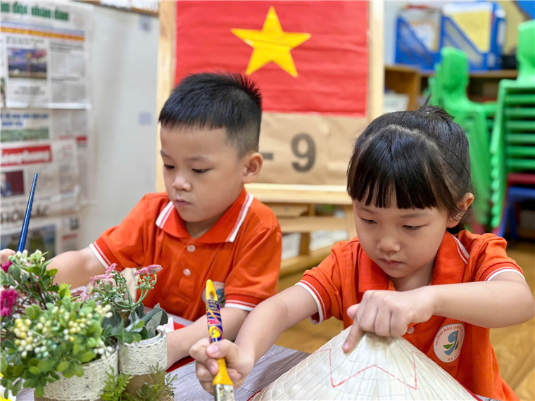 Ảnh có chứa người, trang phục, Mặt người, hoa
Mô tả được tạo tự động