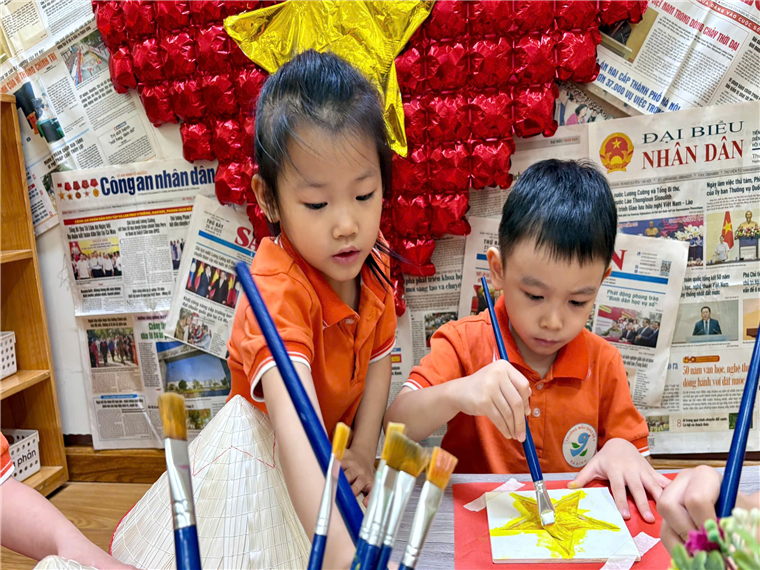 Ảnh có chứa người, trang phục, Mặt người, trẻ tập đi
Mô tả được tạo tự động