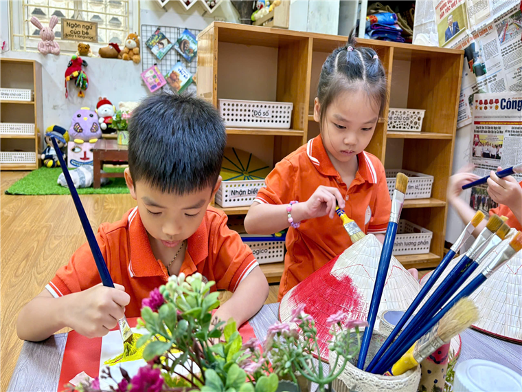 Ảnh có chứa người, trang phục, Mặt người, trong nhà
Mô tả được tạo tự động