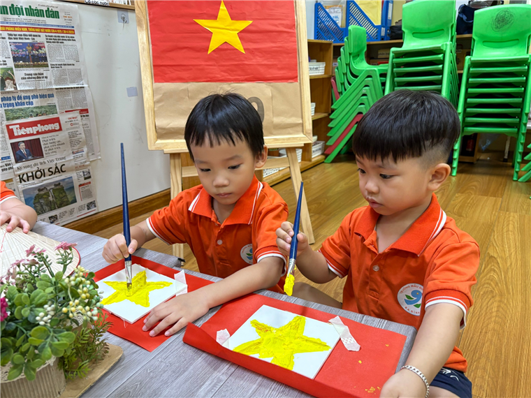 Ảnh có chứa trang phục, trẻ tập đi, Tác phẩm nghệ thuật của trẻ con, Mặt người
Mô tả được tạo tự động