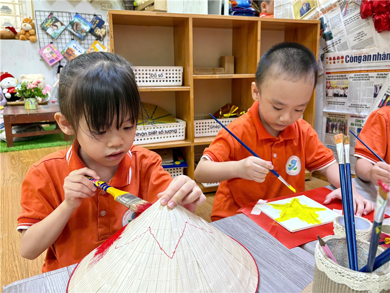 Ảnh có chứa người, trang phục, trẻ tập đi, Mặt người
Mô tả được tạo tự động