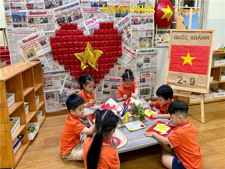 Ảnh có chứa trang phục, trong nhà, người, đồ đạc
Mô tả được tạo tự động