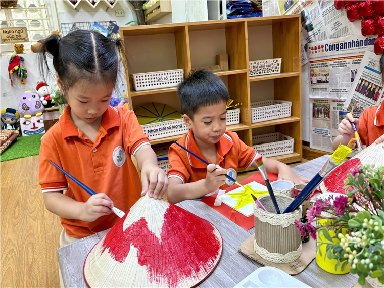 Ảnh có chứa người, trang phục, trẻ tập đi, hoa
Mô tả được tạo tự động