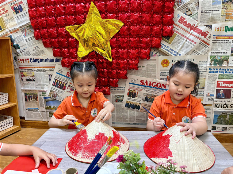 Ảnh có chứa người, trang phục, Mặt người, trẻ tập đi
Mô tả được tạo tự động