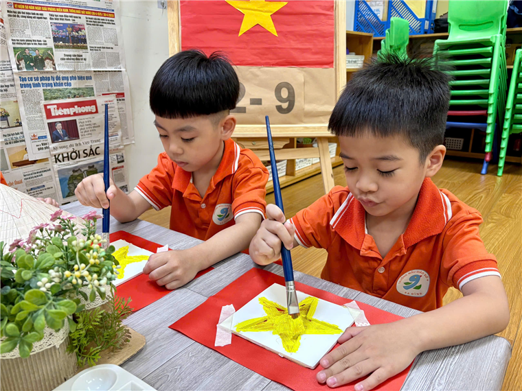 Ảnh có chứa người, trang phục, trẻ tập đi, Mặt người
Mô tả được tạo tự động