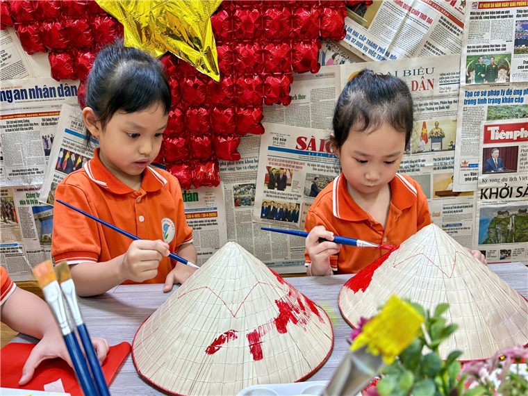 Ảnh có chứa Mặt người, trang phục, người, trẻ tập đi
Mô tả được tạo tự động