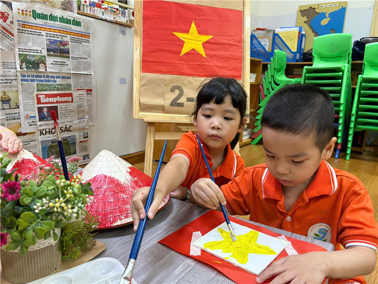 Ảnh có chứa trang phục, người, hoa, trong nhà
Mô tả được tạo tự động