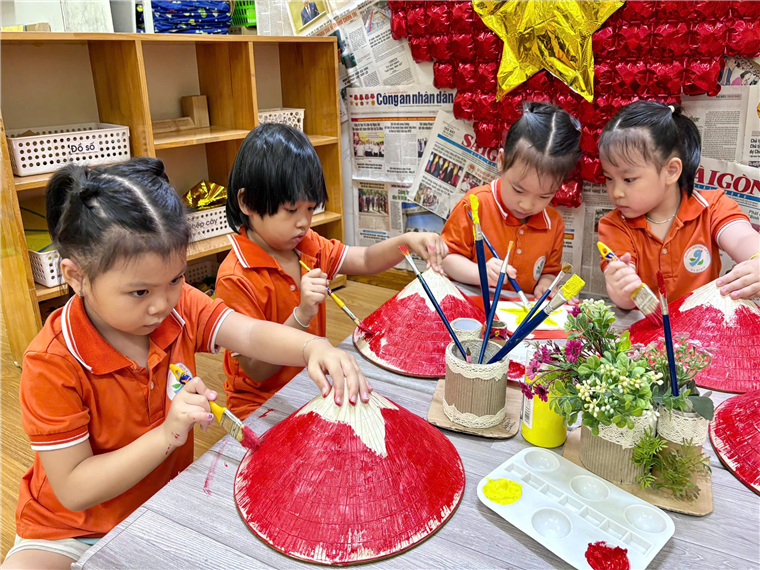 Ảnh có chứa người, trang phục, trẻ tập đi, Mặt người
Mô tả được tạo tự động