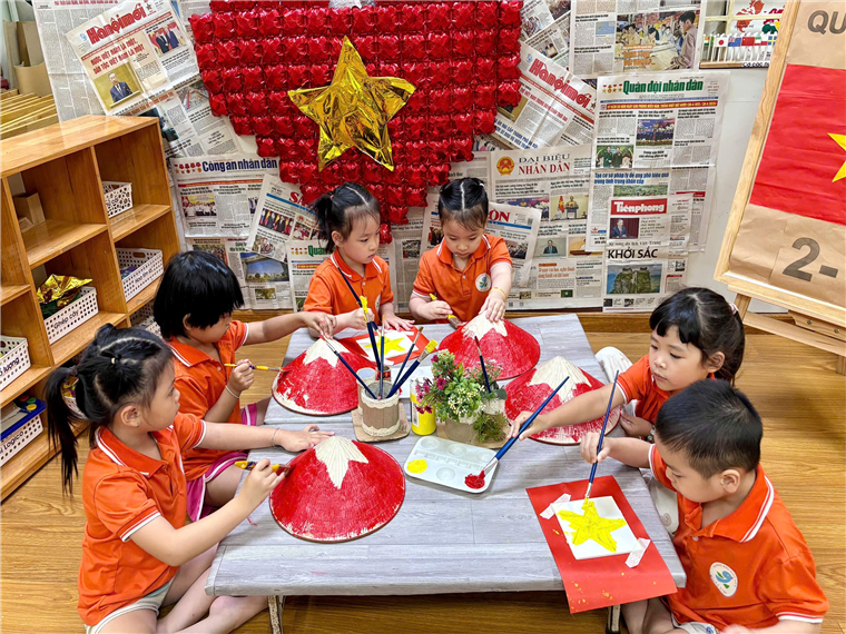 Ảnh có chứa trang phục, trong nhà, người, cậu bé
Mô tả được tạo tự động