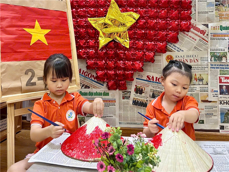 Ảnh có chứa người, trang phục, Mặt người, văn bản

Mô tả được tạo tự động