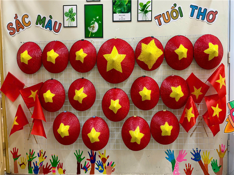 Ảnh có chứa văn bản, màu đỏ, Đồ dùng cho tiệc, trong nhà

Mô tả được tạo tự động