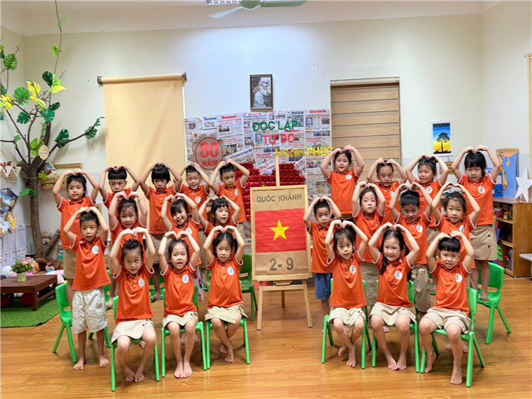 Ảnh có chứa trong nhà, người, trang phục, tường

Mô tả được tạo tự động