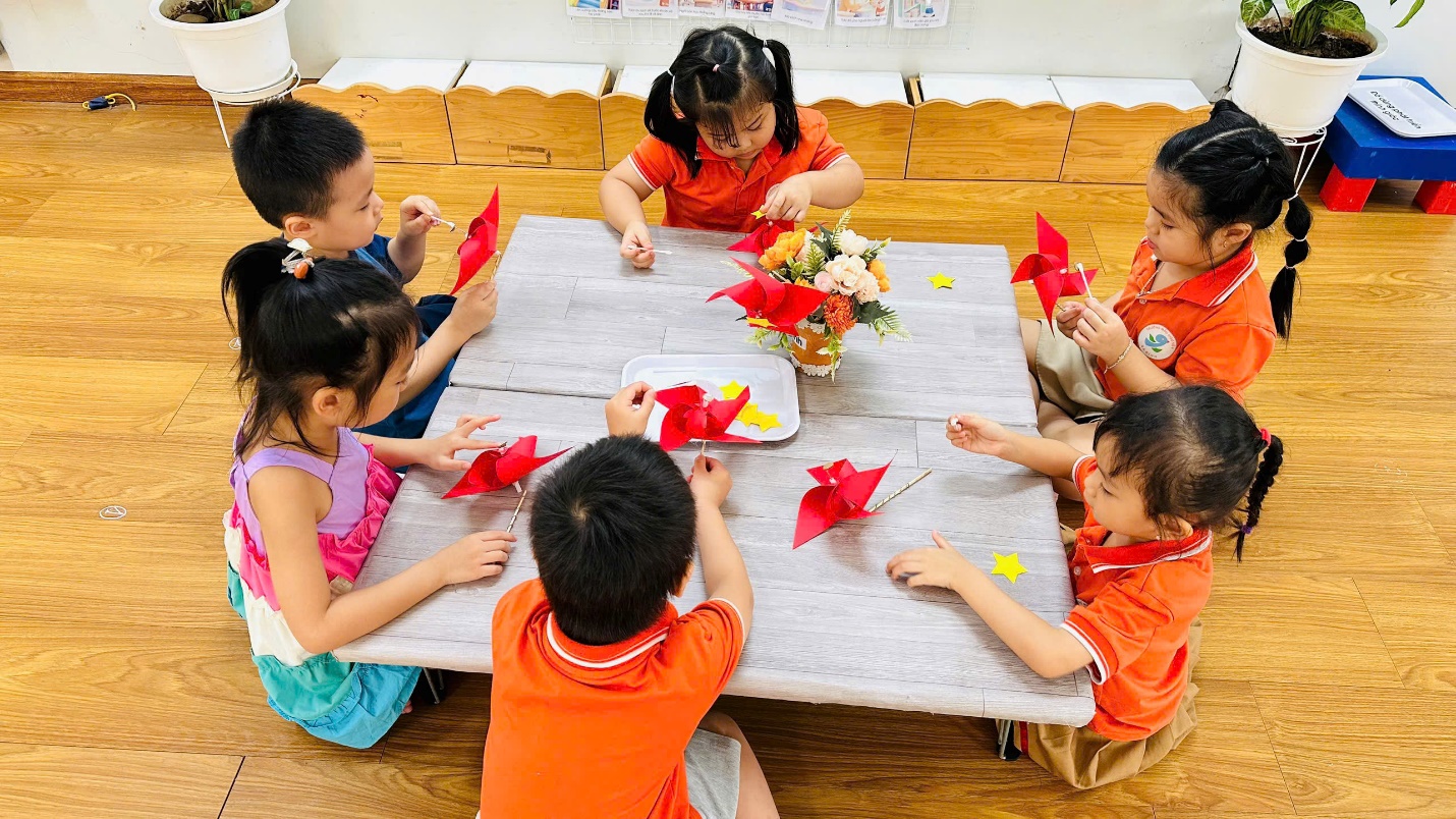 C:\Users\Admin\Desktop\Làm chong chóng\z6999595783230_4b8fd7c8012a07088ab7d69050af56ff.jpg