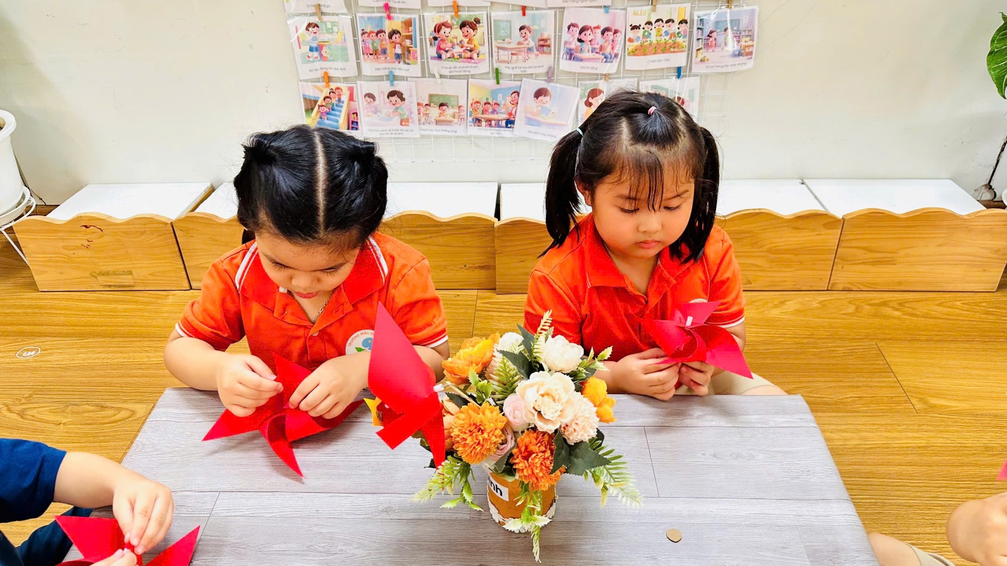 C:\Users\Admin\Desktop\Làm chong chóng\z6999595769617_9870e0cadd1c52bbbc5e8c7db70d342b.jpg