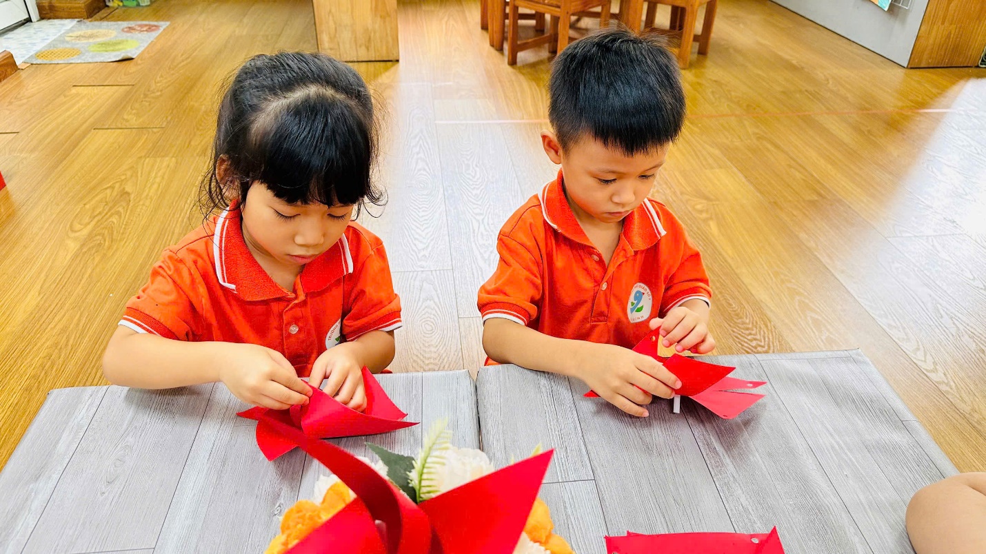 C:\Users\Admin\Desktop\Làm chong chóng\z6999595721103_9f94f2bee7dc1c01047ce5881417c4c9.jpg