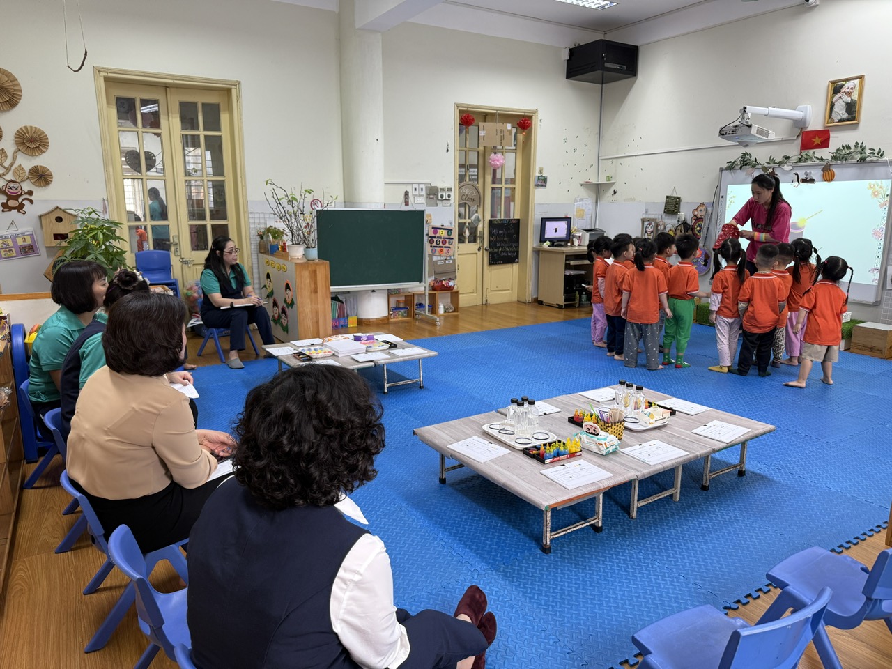 A group of children in a room

AI-generated content may be incorrect.