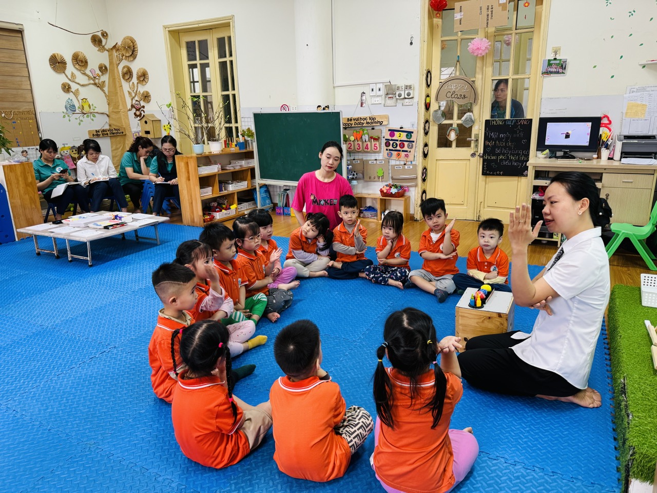 A group of children sitting on the floor in a circle

AI-generated content may be incorrect.
