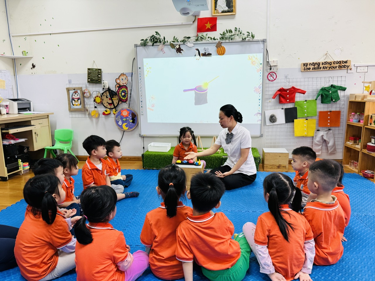 A group of kids sitting on the floor in a classroom

AI-generated content may be incorrect.