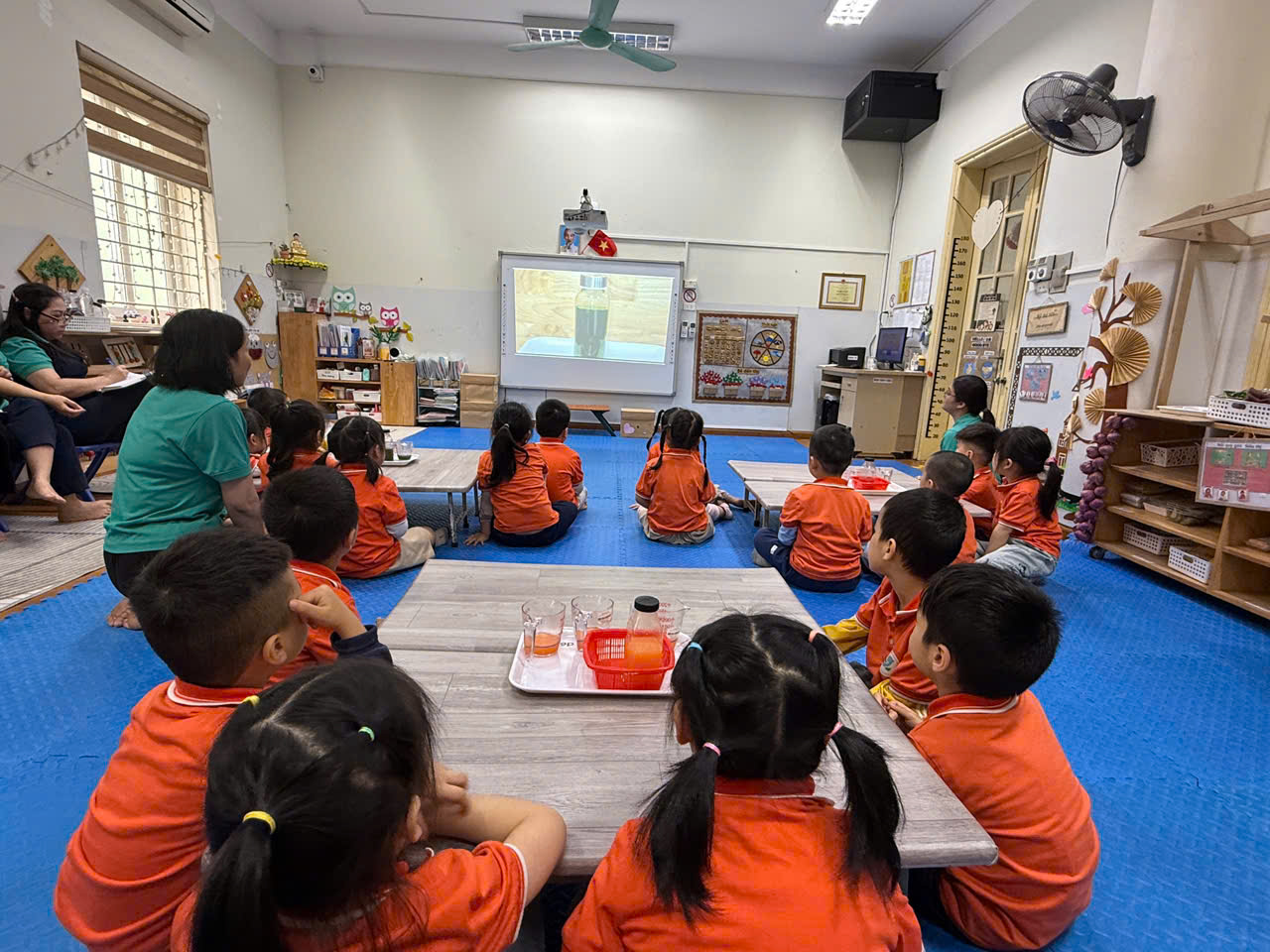 A group of children sitting in a classroom

AI-generated content may be incorrect.