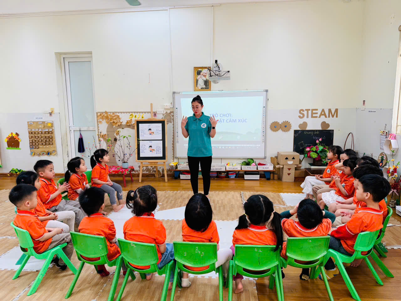 A group of children sitting in chairs in a room with a person in front of them

AI-generated content may be incorrect.