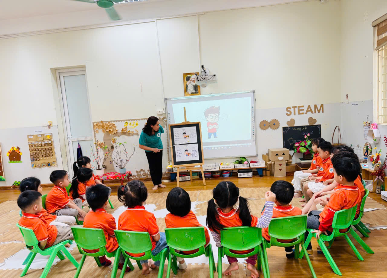 A group of children sitting in chairs in a classroom

AI-generated content may be incorrect.