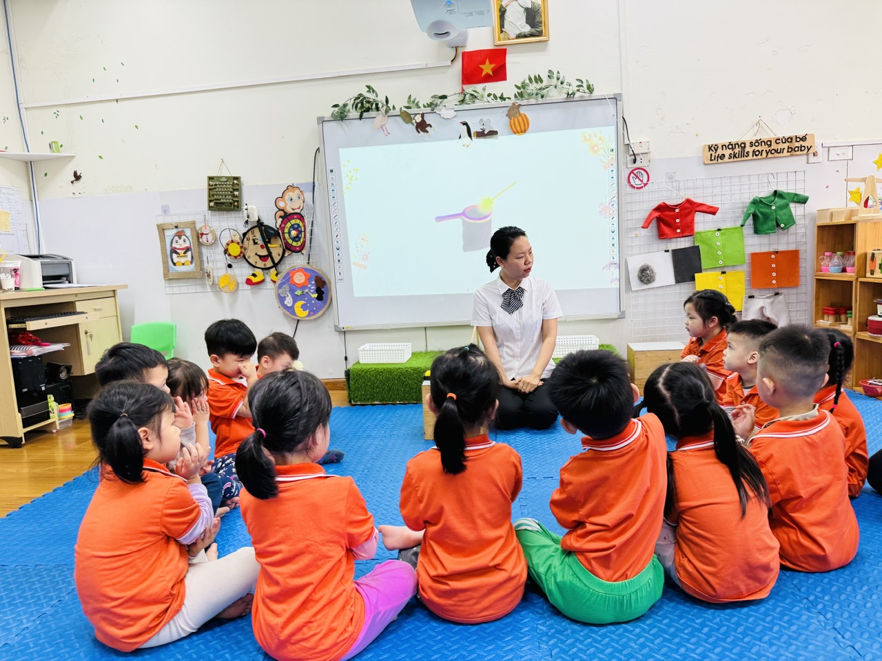 A group of children sitting on the floor in a classroom

AI-generated content may be incorrect.