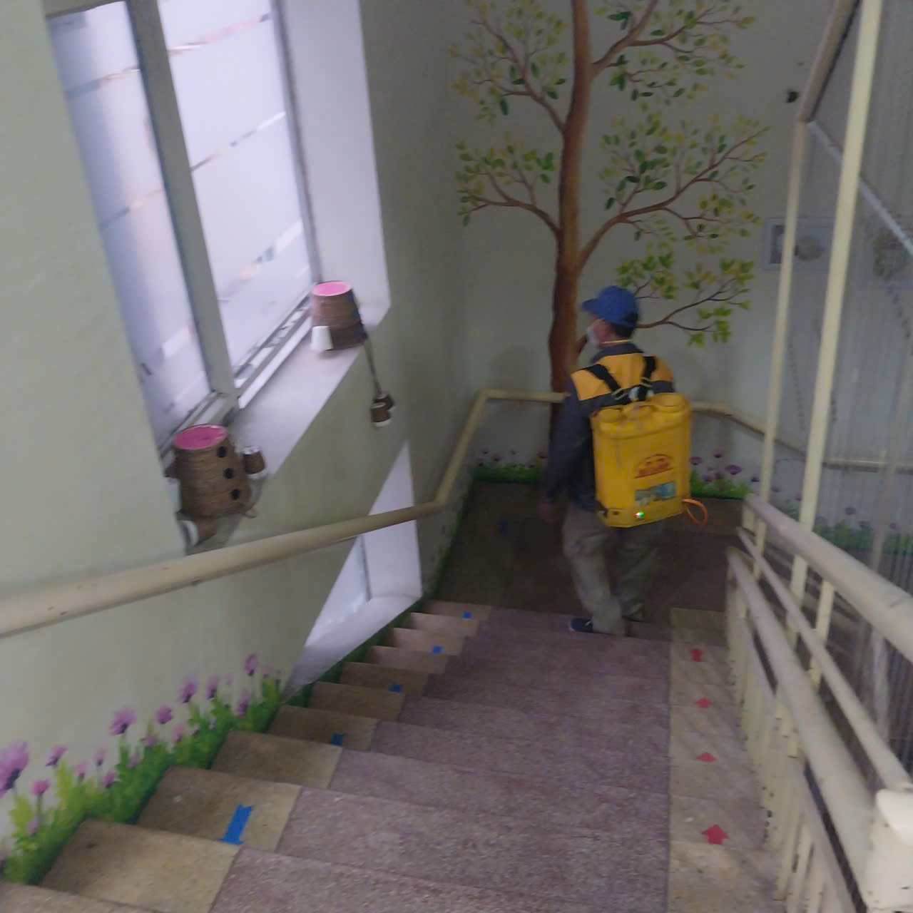 A person carrying a yellow backpack on stairs
AI-generated content may be incorrect.