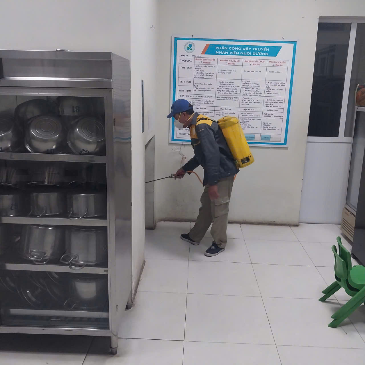 A person spraying a metal container
AI-generated content may be incorrect.