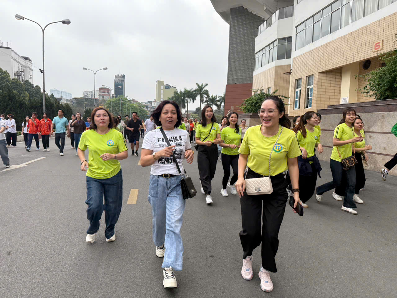 A group of people running on a street

AI-generated content may be incorrect.