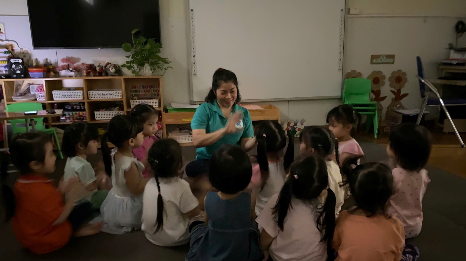 A group of children sitting on the floor in a classroom

AI-generated content may be incorrect.