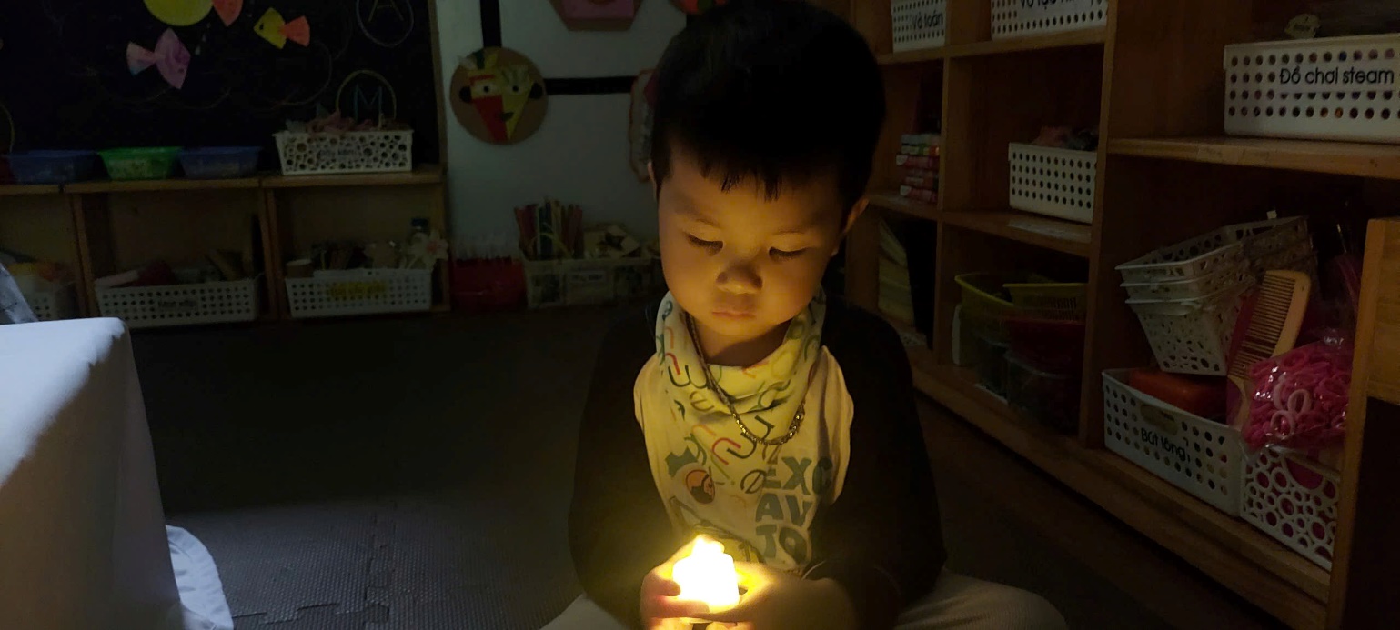 A child holding a candle

AI-generated content may be incorrect.