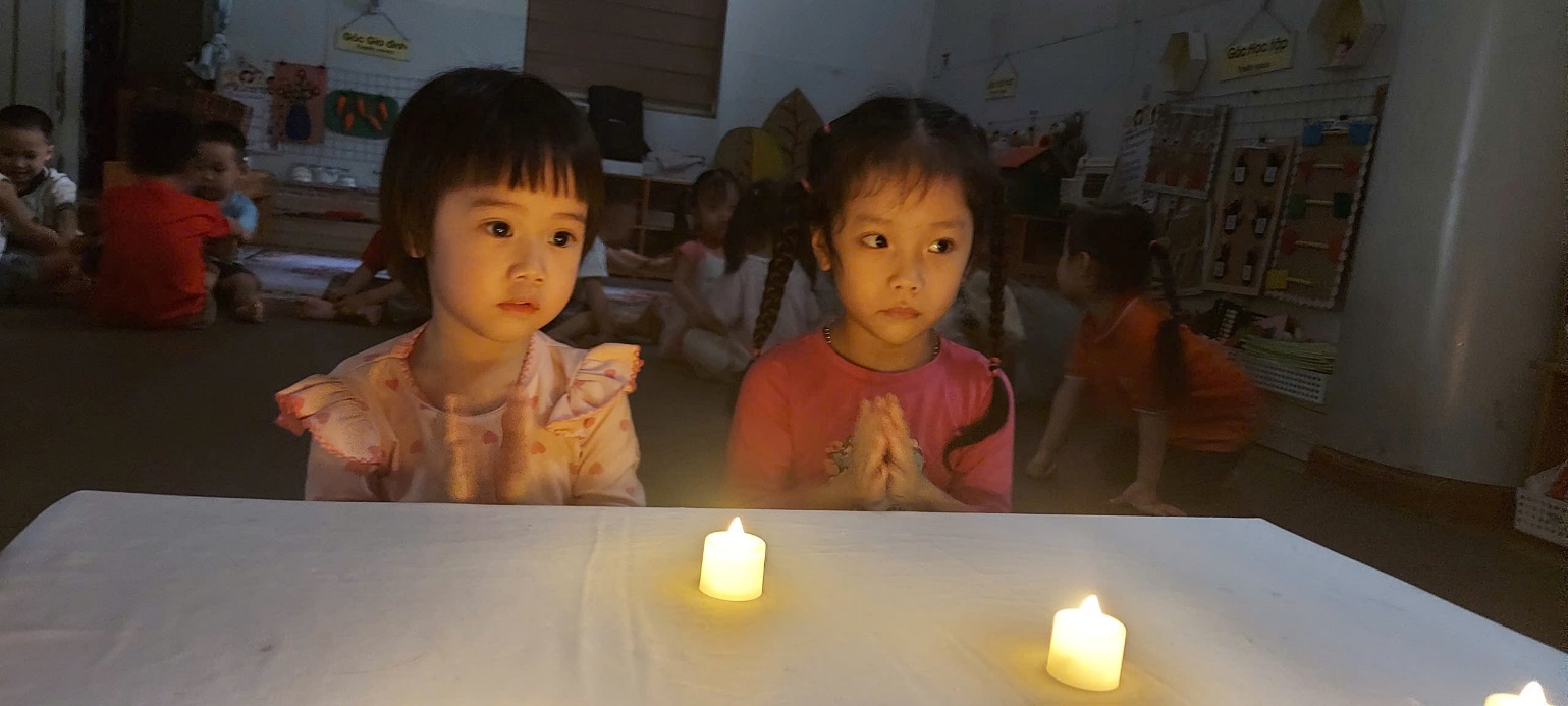 A group of children sitting at a table with candles

AI-generated content may be incorrect.
