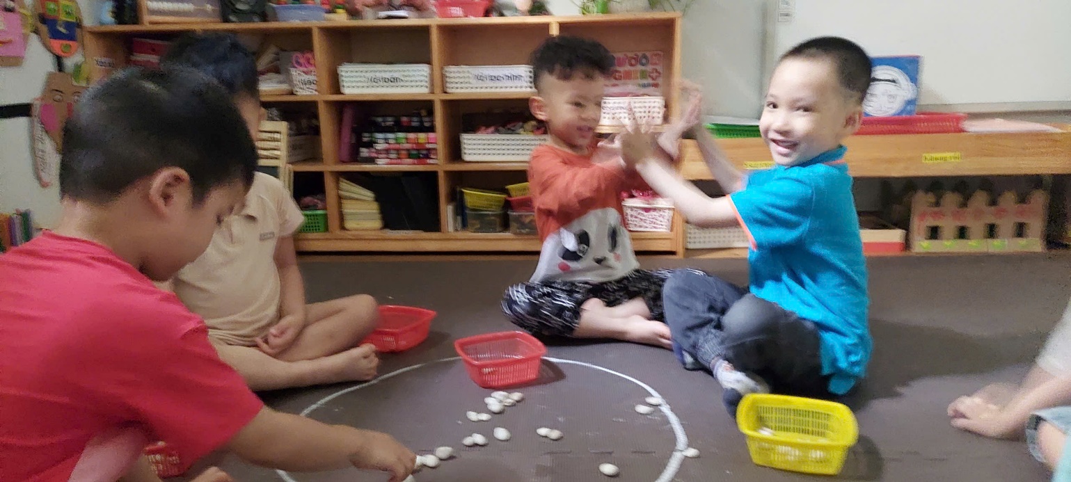 A group of kids sitting on the floor

AI-generated content may be incorrect.