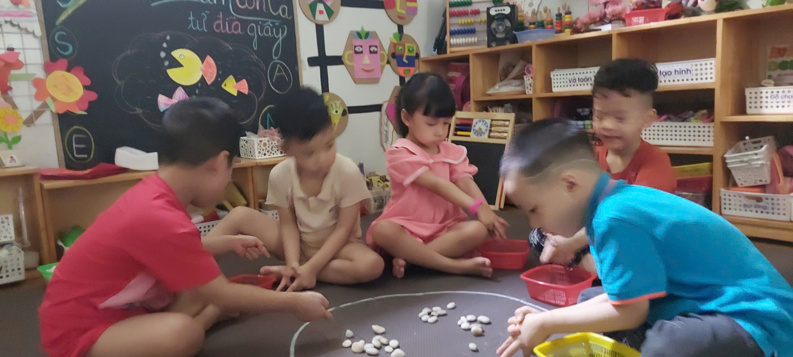 A group of children playing in a classroom

AI-generated content may be incorrect.