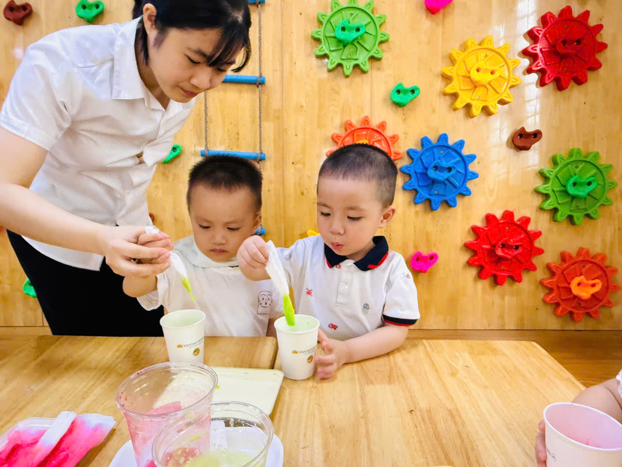 A group of children sitting at a table
AI-generated content may be incorrect.