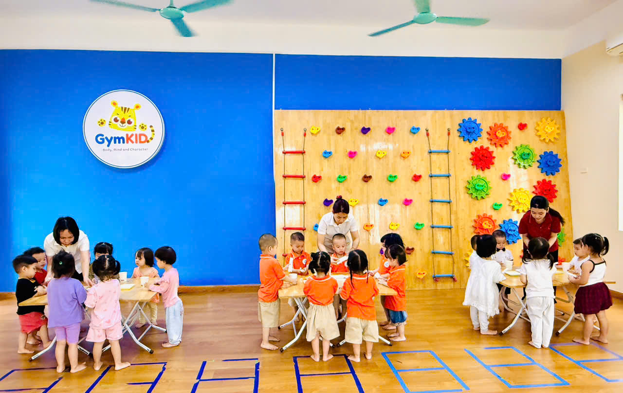 A group of children in a room
AI-generated content may be incorrect.