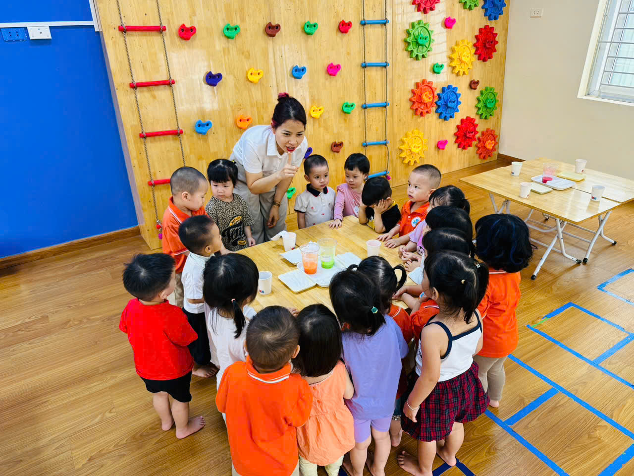 A group of children in a room
AI-generated content may be incorrect.