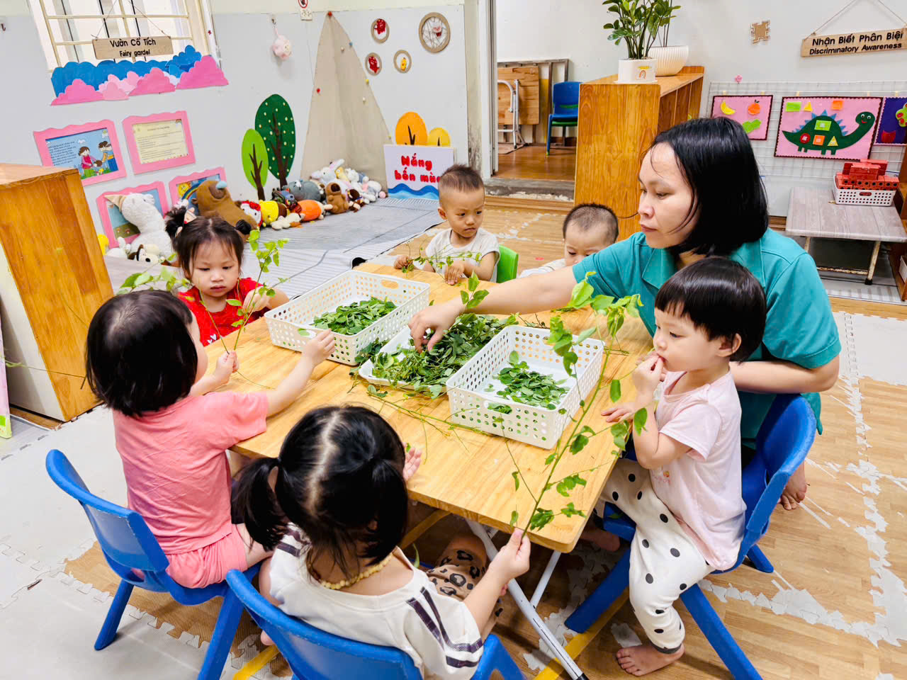 A group of children sitting at a table
AI-generated content may be incorrect.
