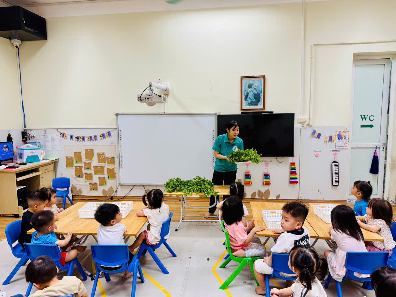 A group of children sitting at desks in a classroom
AI-generated content may be incorrect.
