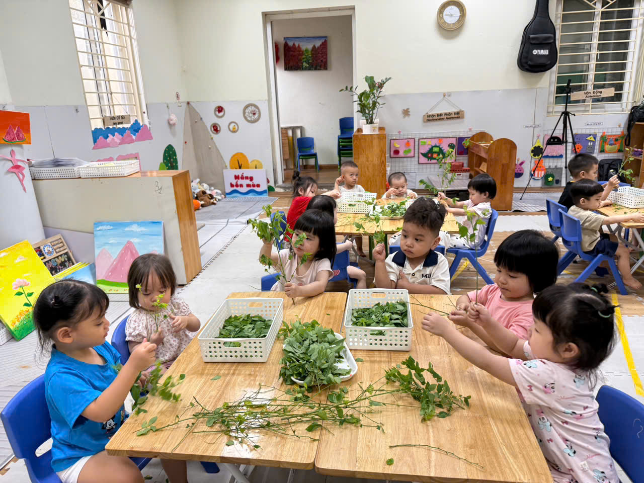A group of children sitting at a table in a classroom
AI-generated content may be incorrect.
