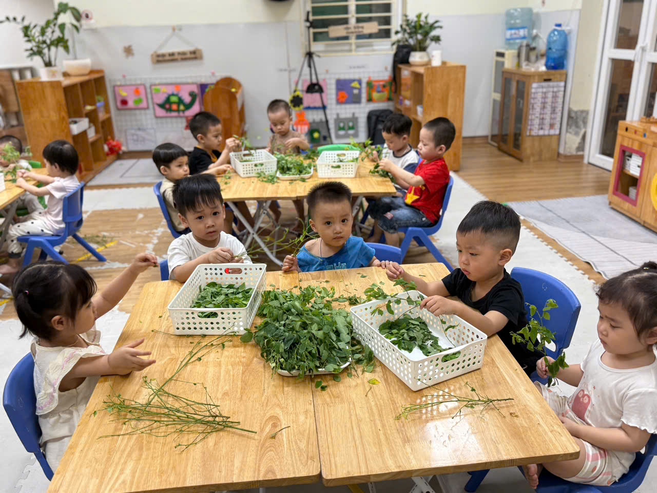 A group of children sitting at a table
AI-generated content may be incorrect.