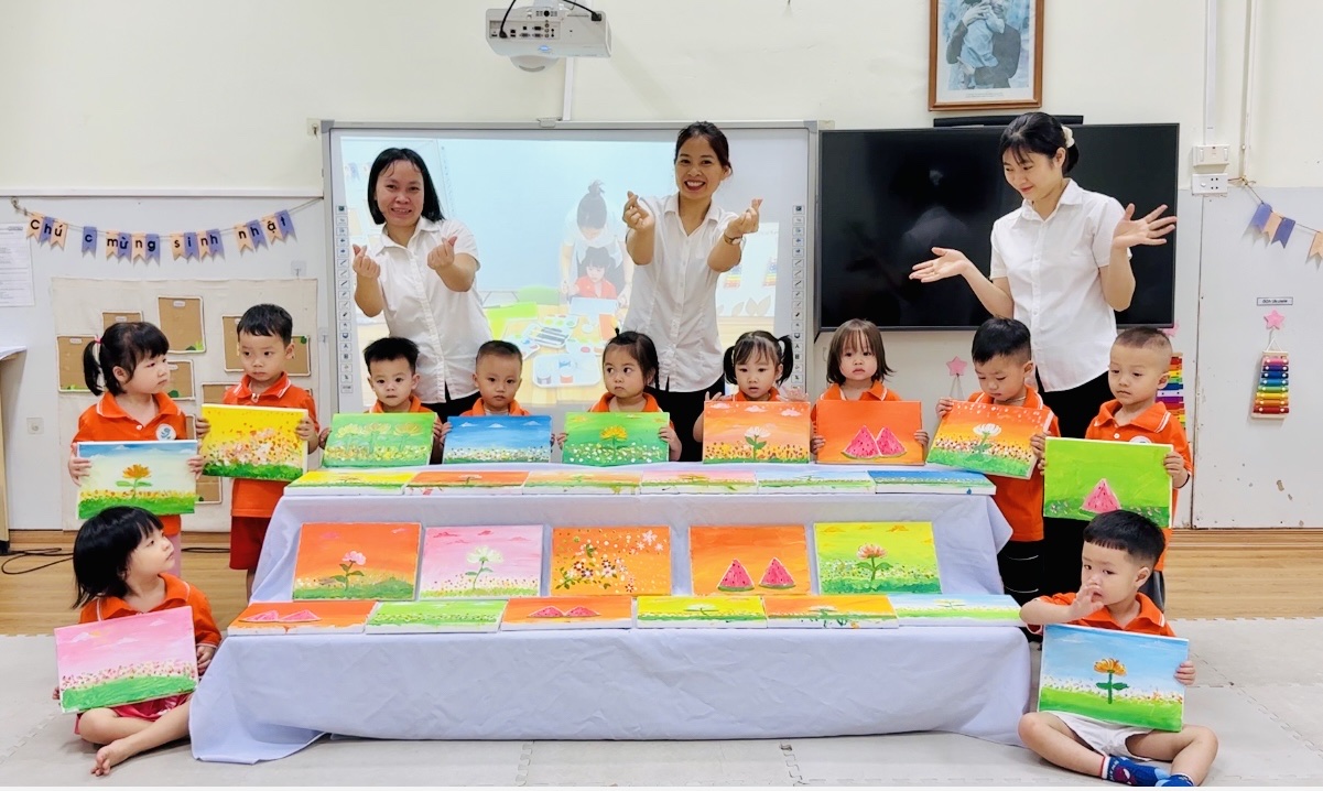 A group of children posing for a photo
AI-generated content may be incorrect.