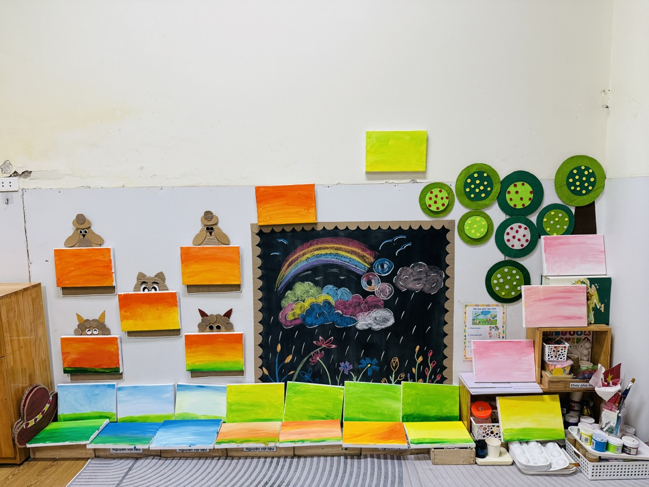 A room with art and pictures
AI-generated content may be incorrect.