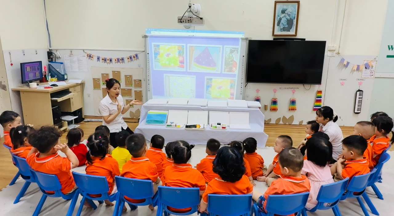A group of children sitting in chairs in a classroom
AI-generated content may be incorrect.