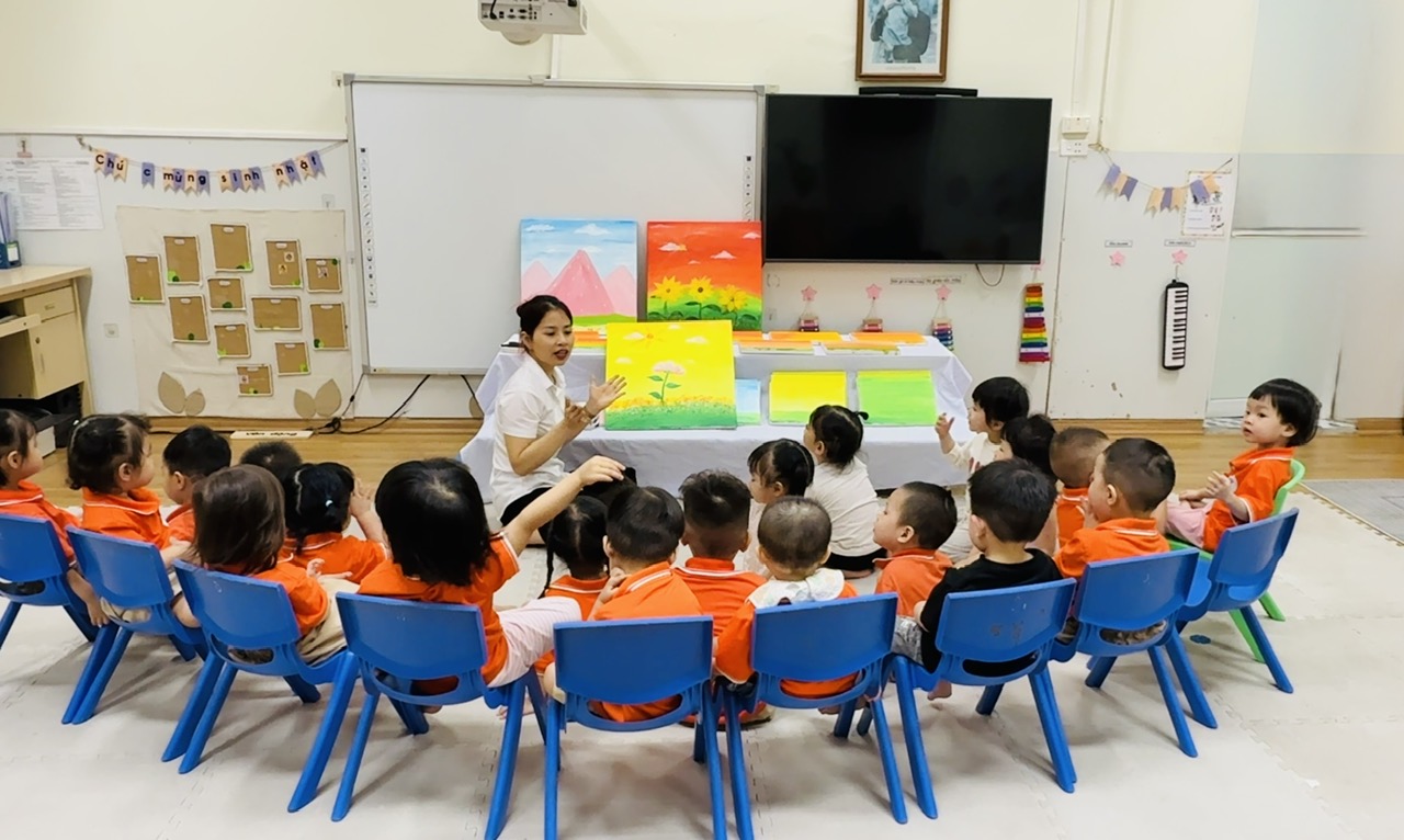 A group of children sitting in chairs in a classroom
AI-generated content may be incorrect.